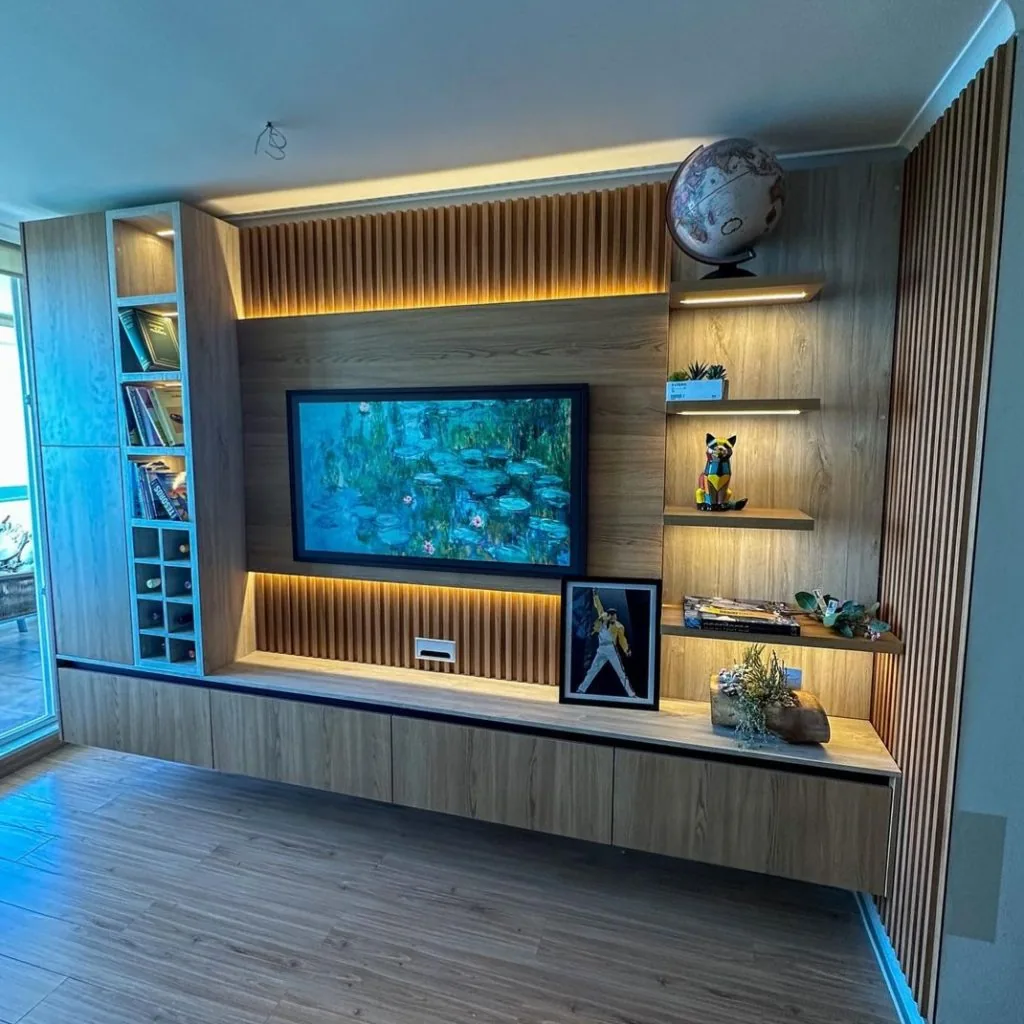 Diseño de interiores Mōku — centro TV madera bodega vinos; proyecto residencial con paleta cálida y mobiliario a medida.