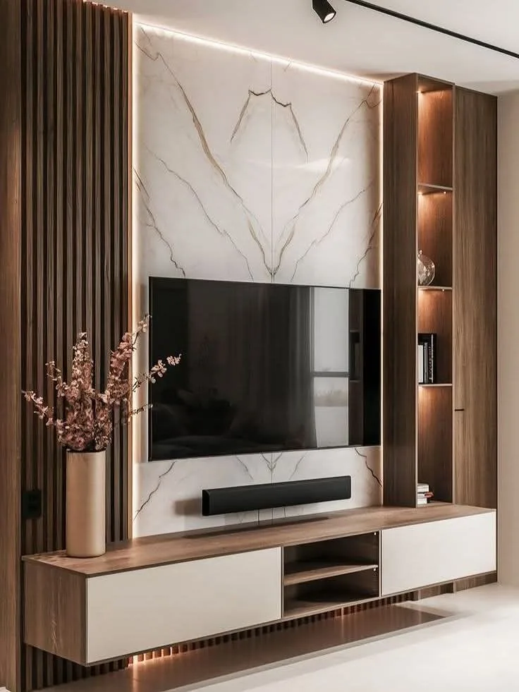Diseño de interiores Mōku — centro TV mármol blanco nogal elegante; proyecto residencial con paleta cálida y mobiliario a medida.