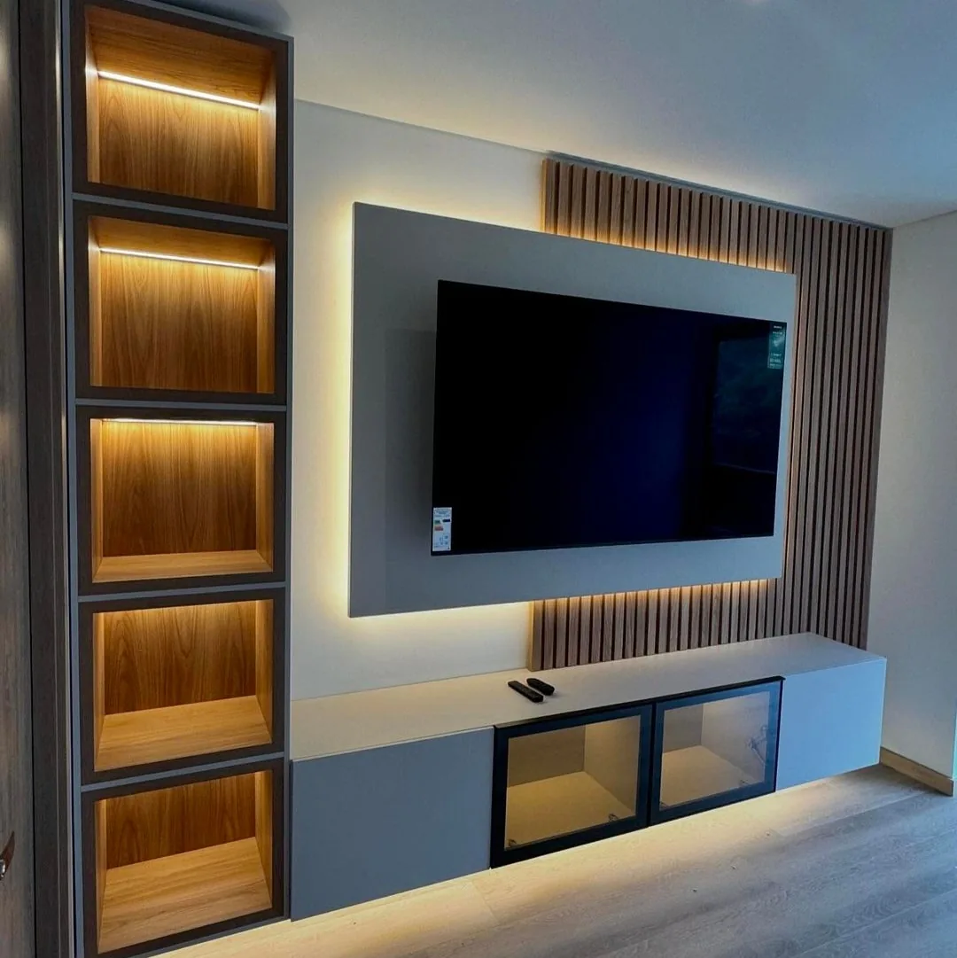 Diseño de interiores Mōku — centro TV nichos iluminados listones; proyecto residencial con paleta cálida y mobiliario a medida.