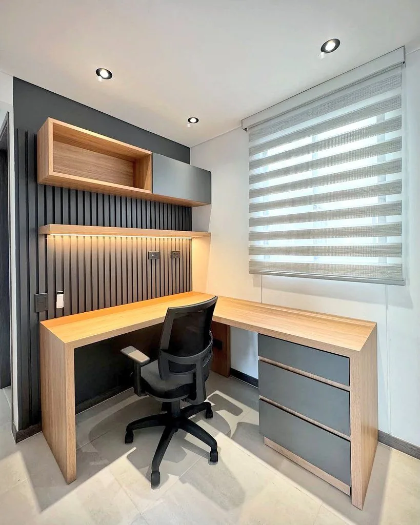 Espacio de trabajo Mōku — escritorio en l listones grafito; oficina con énfasis en ergonomía y materiales nobles.
