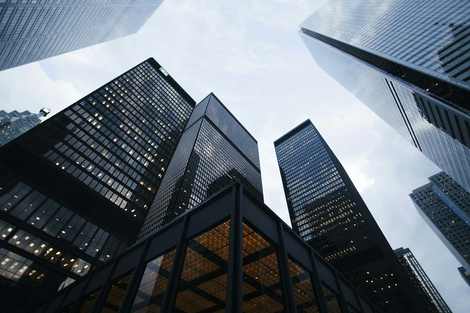 Arquitectura comercial Mōku — edificio corporativo de doble piel; imagen referencial.